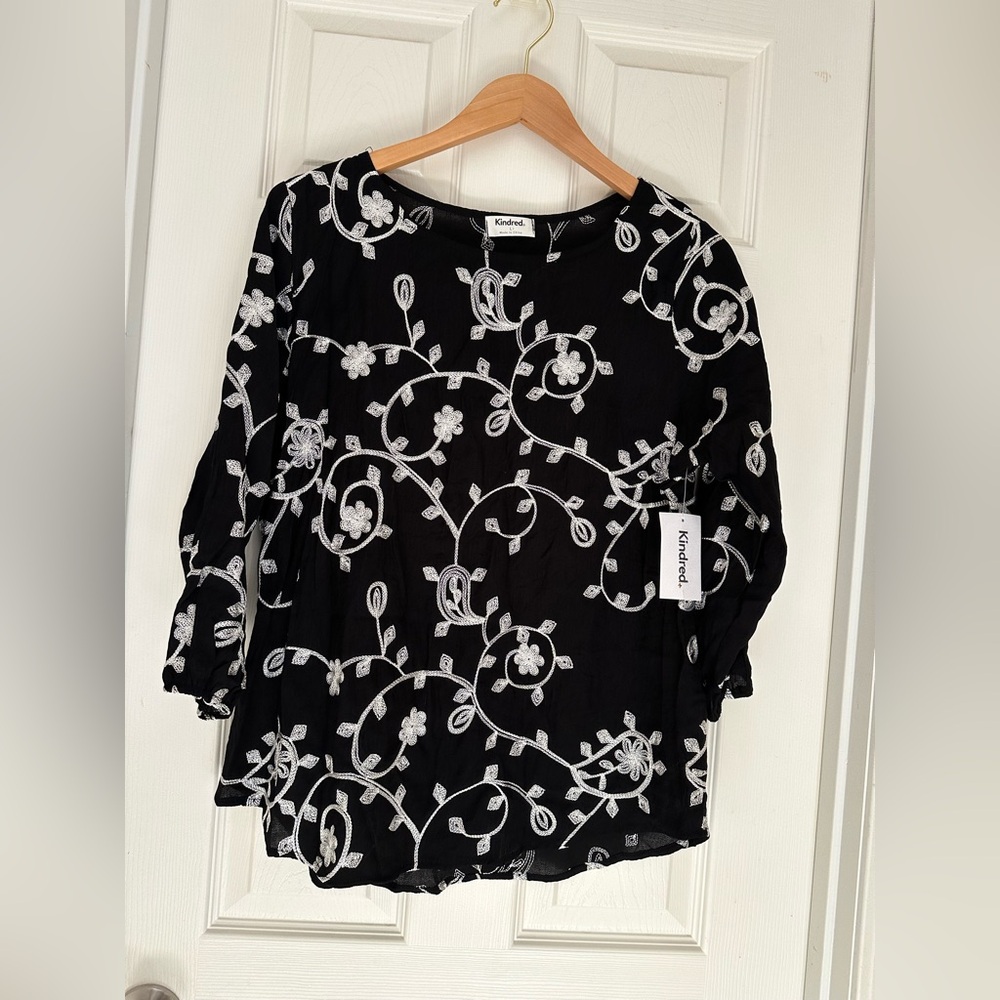 Kindred Black and White floral Embroidered Women's Top Sz L New with Tag